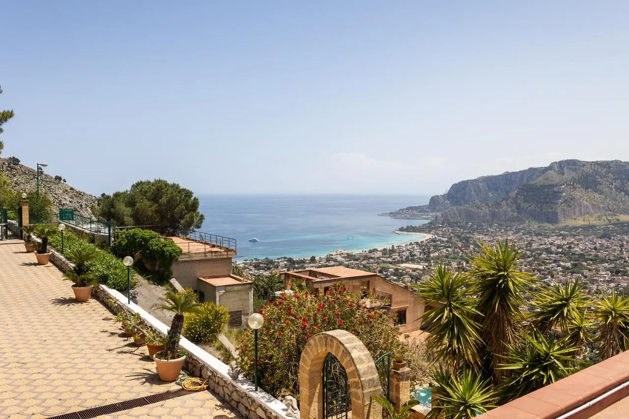 Villa Vista Mare Con Piscina Privata A Mondello Palermo